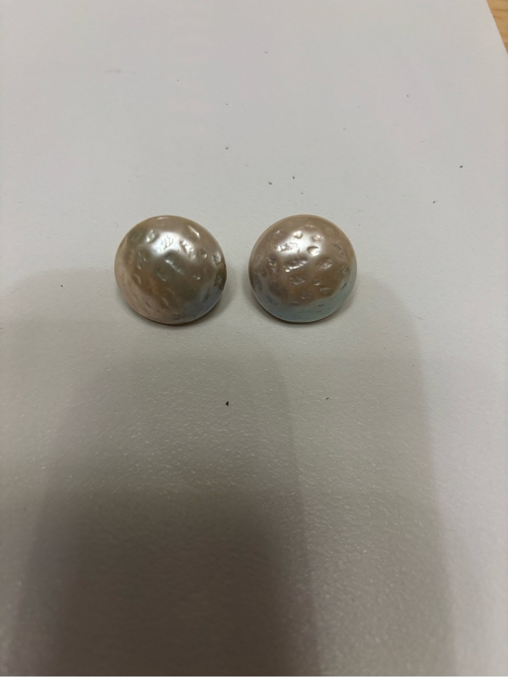 Vintage Trifari Pearlescent Round Dome clip Earrings in Ivory